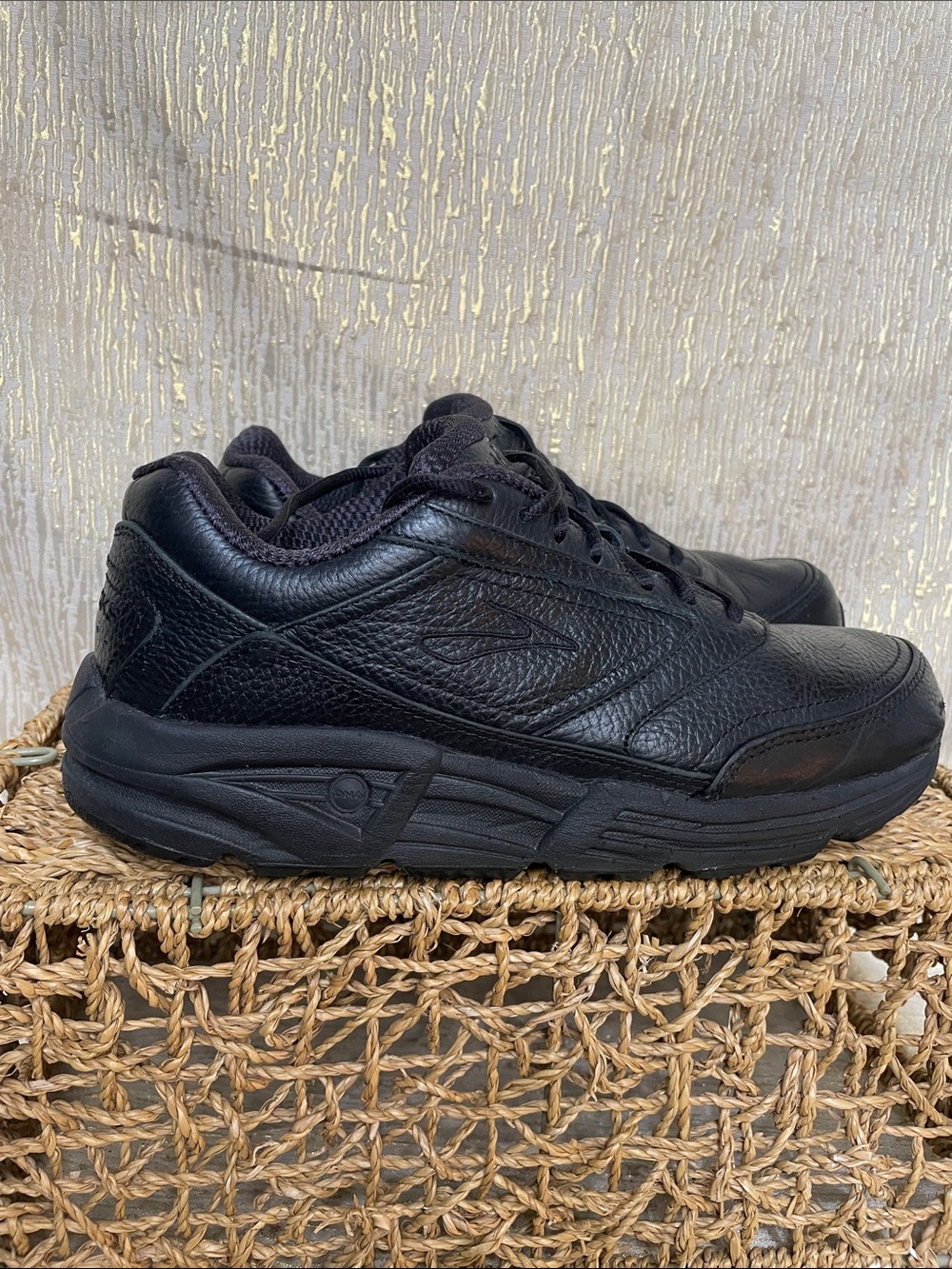 BROOKS ADDICTION WALKING Women's Black Leather Athletic Sneakers Sz 10